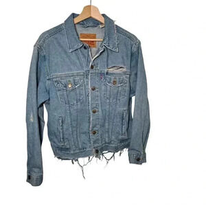 Levi’s Distressed Jean Jacket Women’s M Light Wash Blue Denim Trucker Cotton